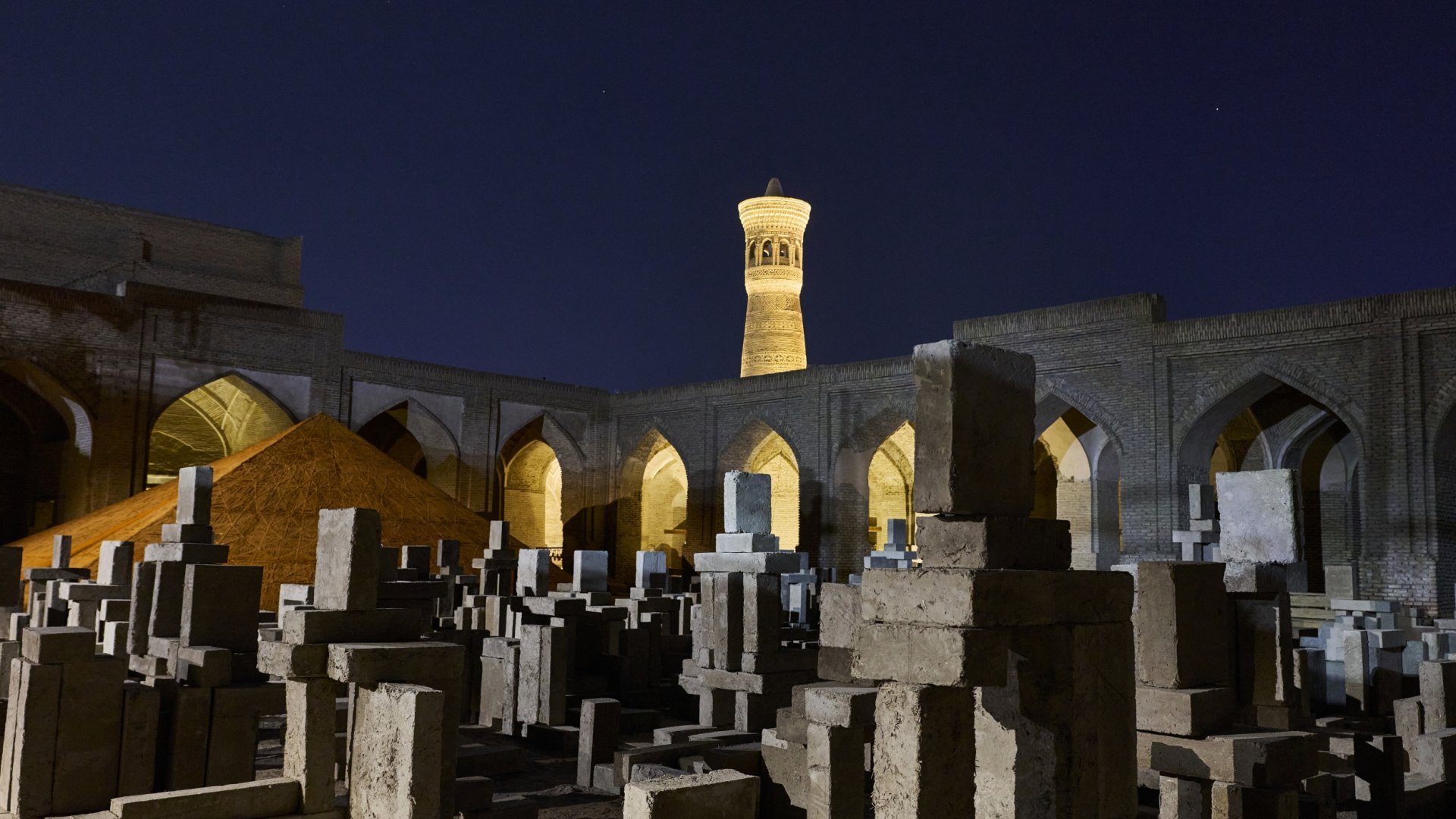 CLOSE, by Antony Gormley, in collaboration with Temur Jumaev, and La Sombra Terrestre [The Earth's Shadow], by Delcy Morelos, in collaboration with Baxtiyor Akhmedov