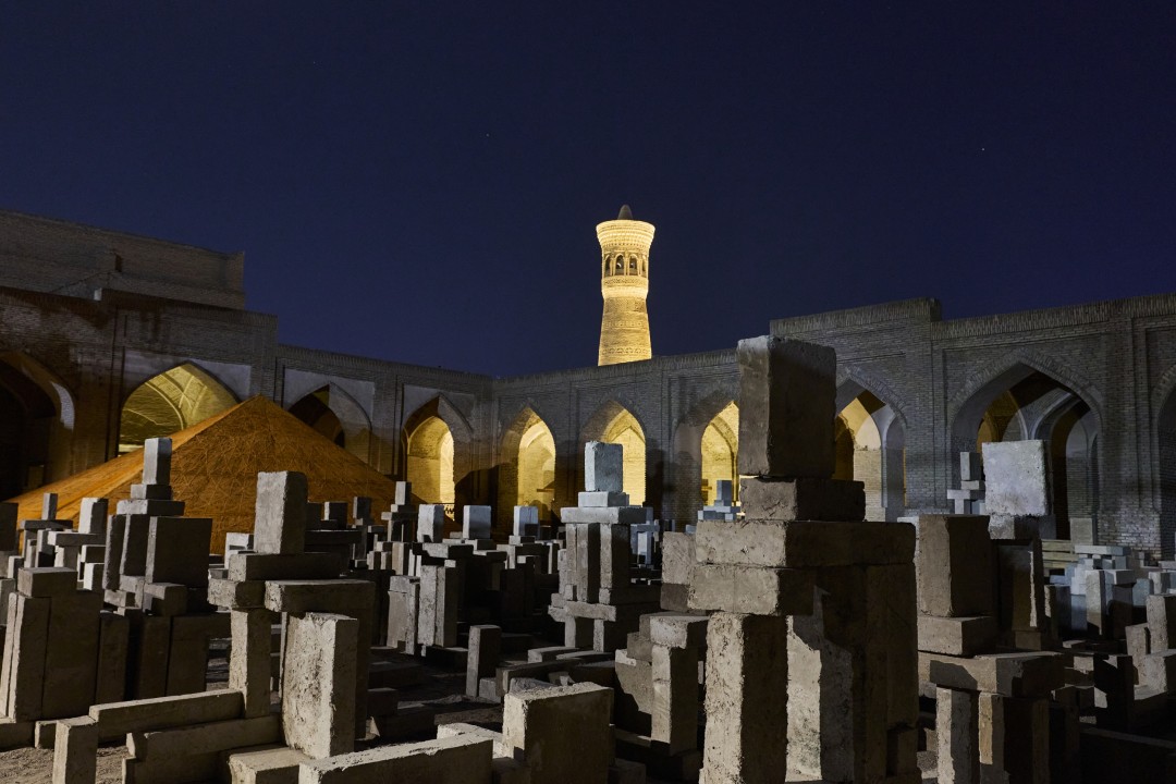 CLOSE, by Antony Gormley, in collaboration with Temur Jumaev, and La Sombra Terrestre [The Earth's Shadow], by Delcy Morelos, in collaboration with Baxtiyor Akhmedov