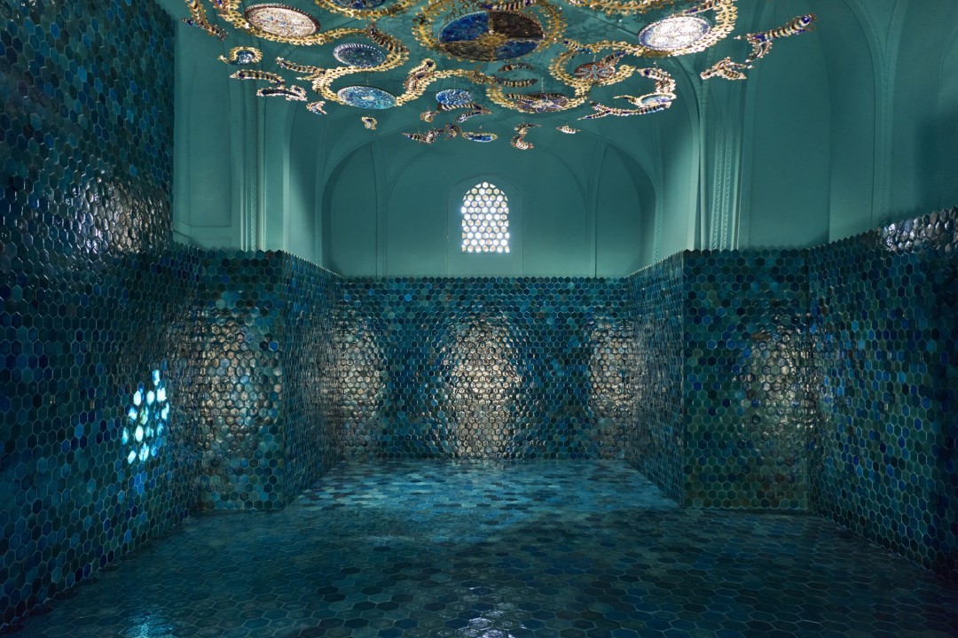 Blue Room, de Abdulvahid Bukoriy, en collaboration avec Jurabek Siddikov