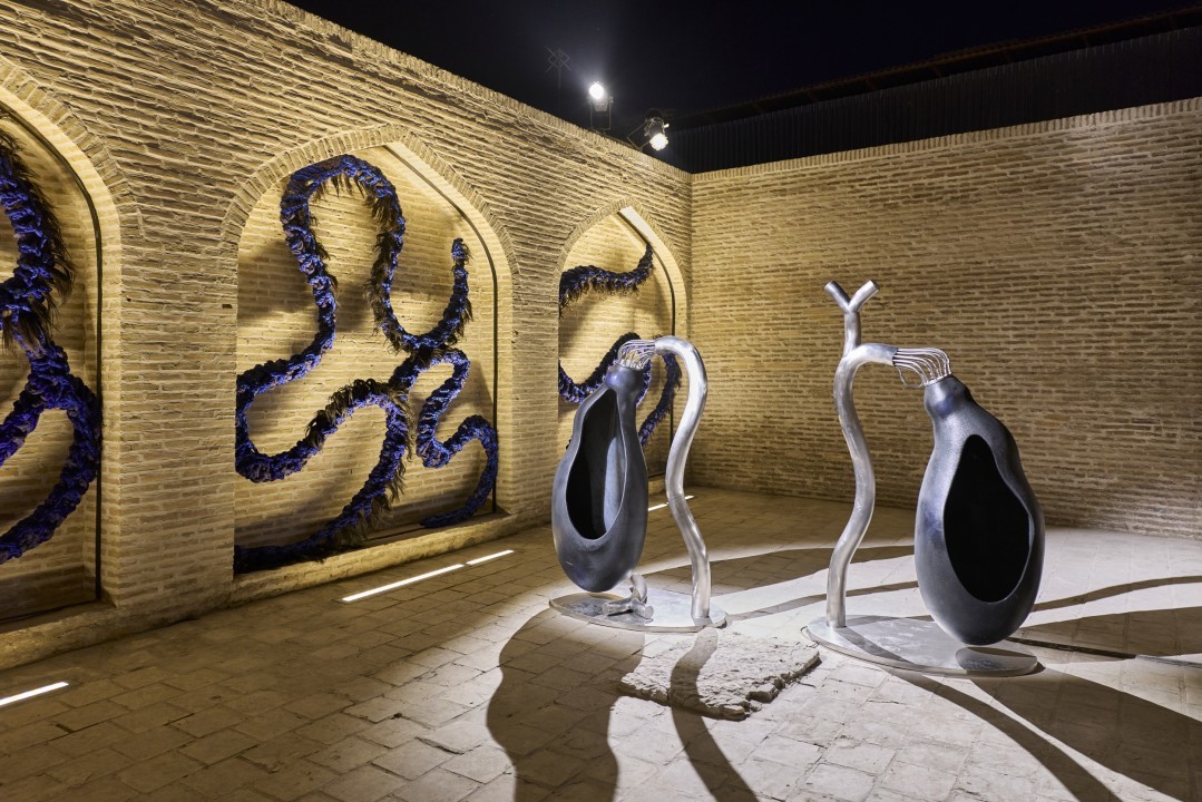 Black Bile, de Pakui Hardware, en collaboration avec Alisher Rakhimov et Shokhruckh Rakhimov, et Ongod, de Nomin Zezegmaa, en collaboration avec le Margilan Crafts Development Centre